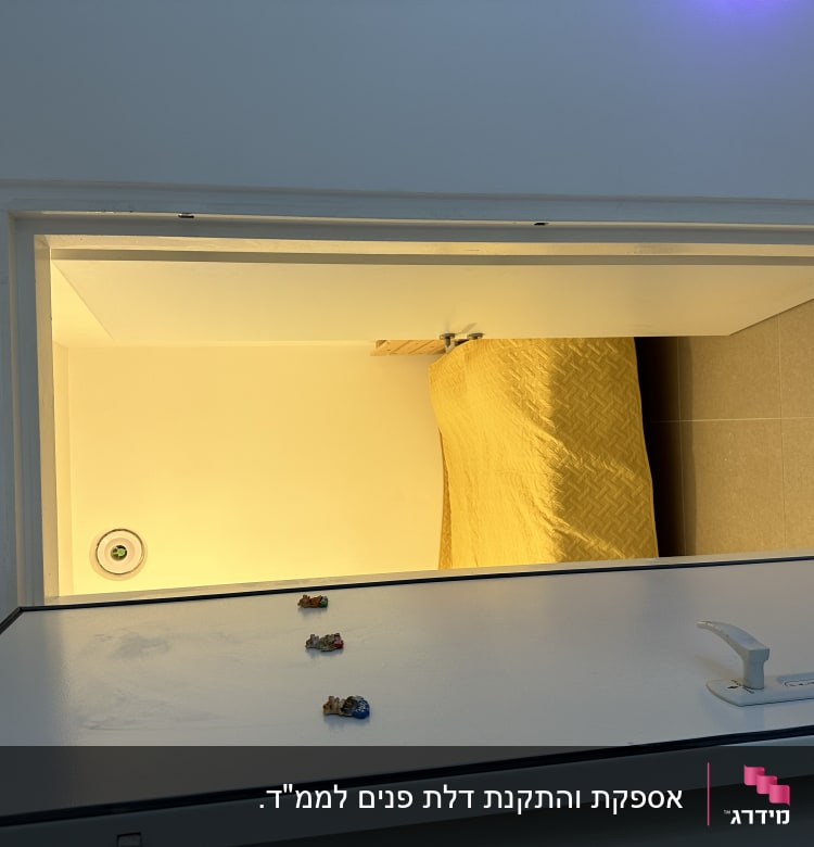 דלת לבנה עם ידית פתוחה ומסגרת מתכתית